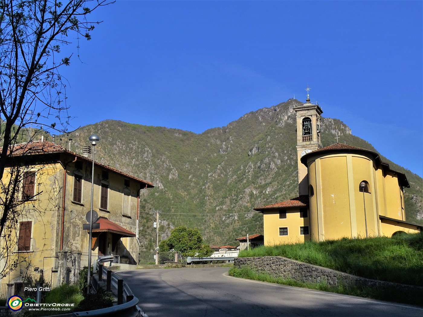 08 La chiesa di Spino al Brembo con da sfondo il Monte Zucco (1232 m).JPG